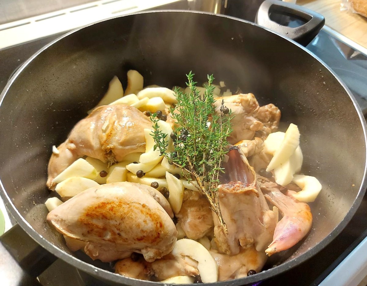 Agerhøne – grydestegt med æbler og&nbsp;cider