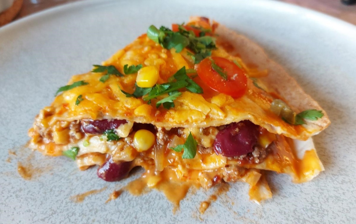 Tortilla tærte med chili con carne og&nbsp;cheddar