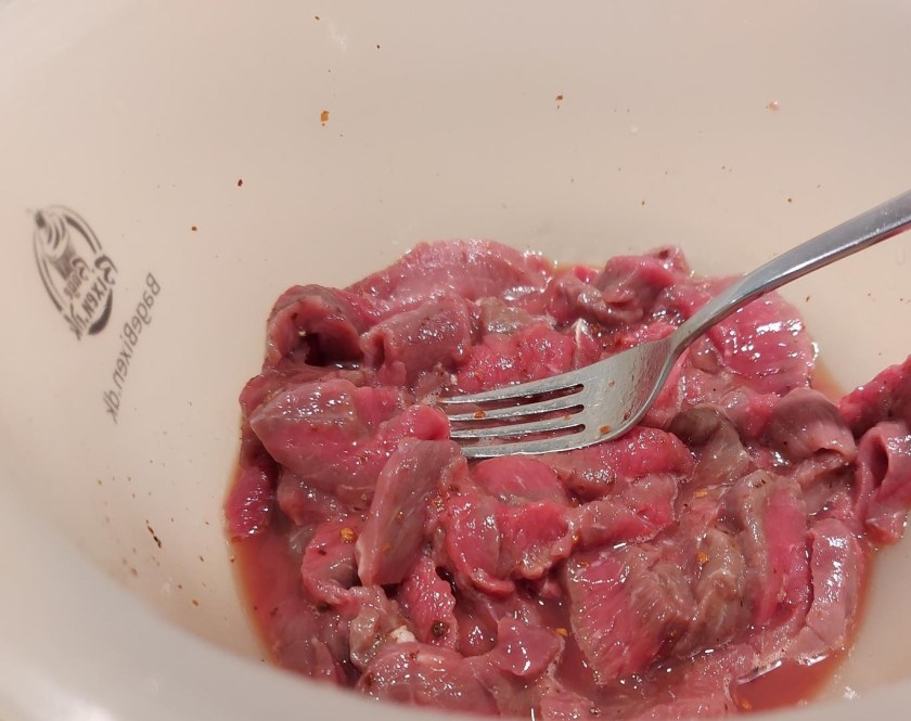 Kødstrimler gøres klar til stegning