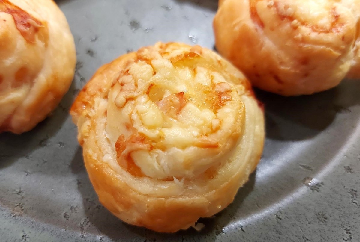 Små butterdejsroser med skinke og&nbsp;ost