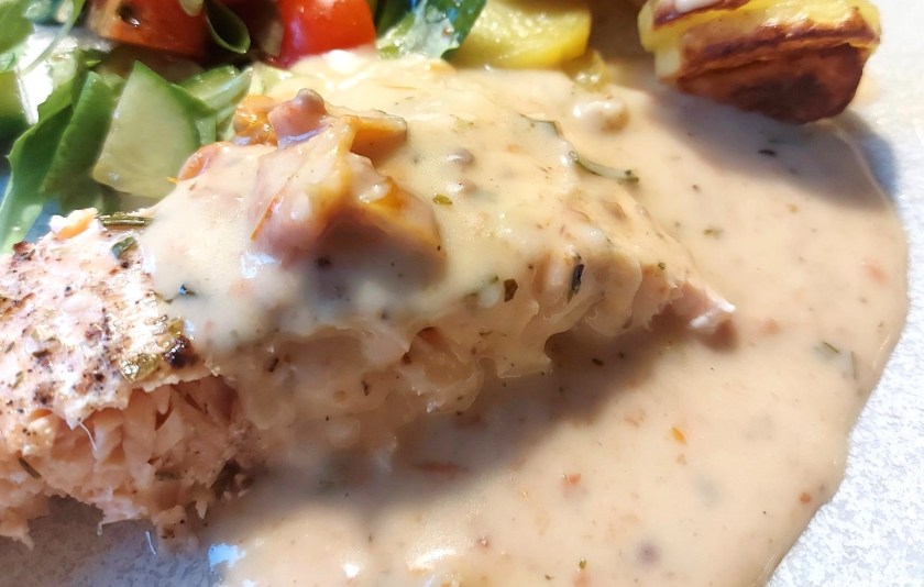 Laks i cremet sovs med soltørrede tomater