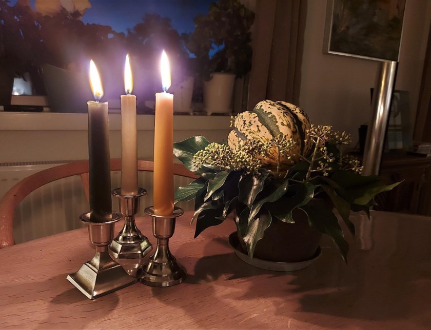 Levende lys og græskarpynt