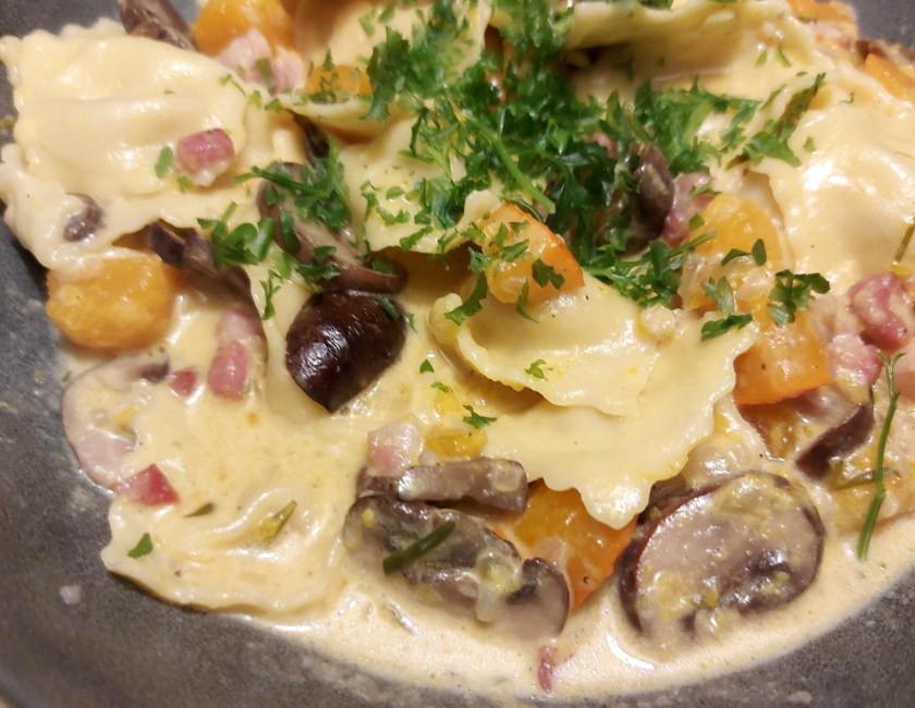 Ravioli med græskar, bacon og svampe
