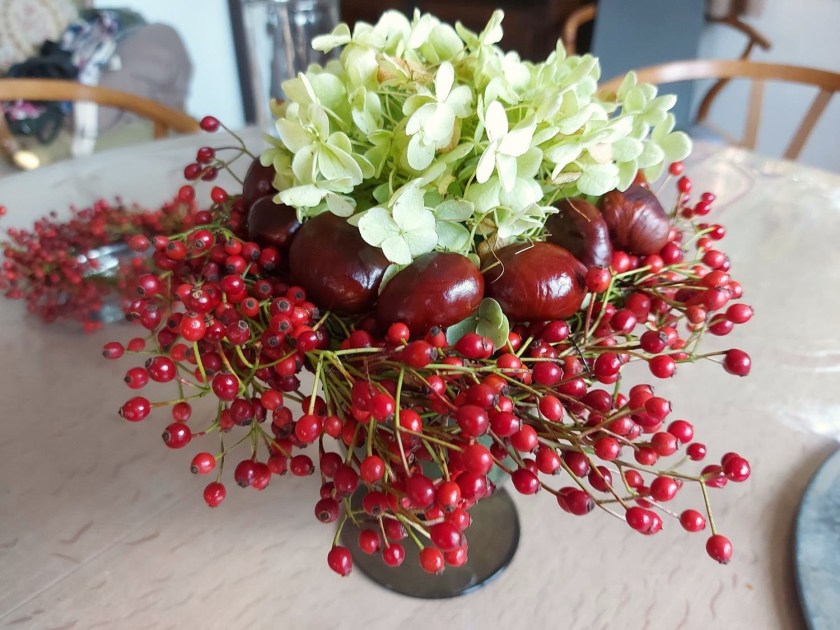 Borddekoration med Mariebær, kastanjer og hortensia