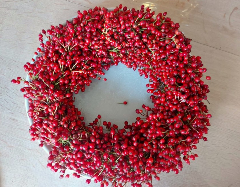 Krans af Mariebær bundet på halmkrans