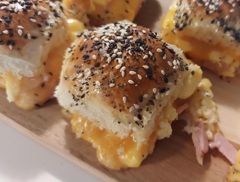Minisancwich til brunch med skinke, røræg og chedar