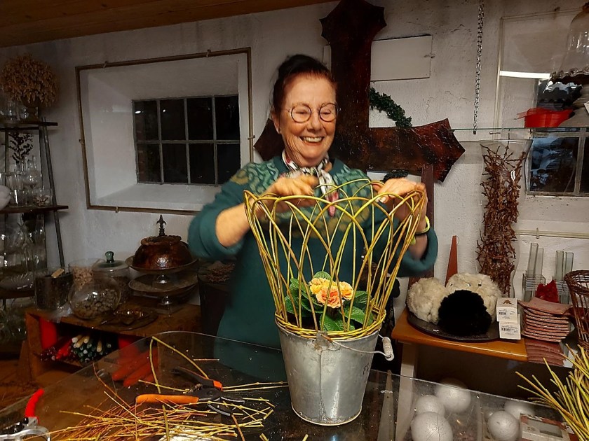 Aase retter bueflet til for en kursist