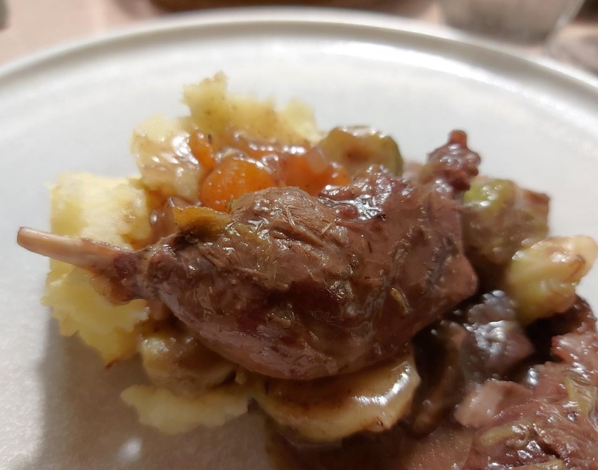 Vildandelår med kartoffelmos på tallerken 