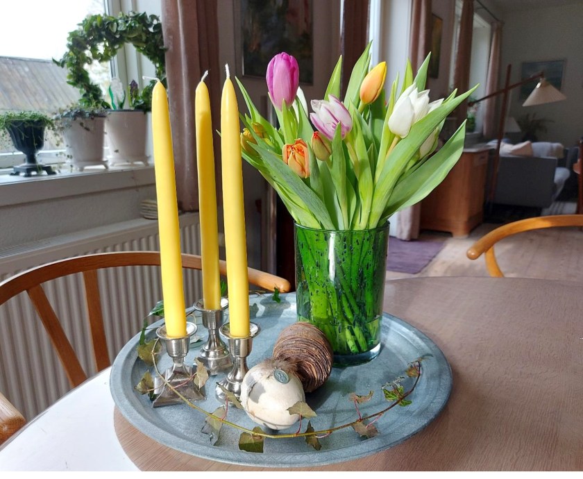 Forårspynt med lys og tulipaner 
