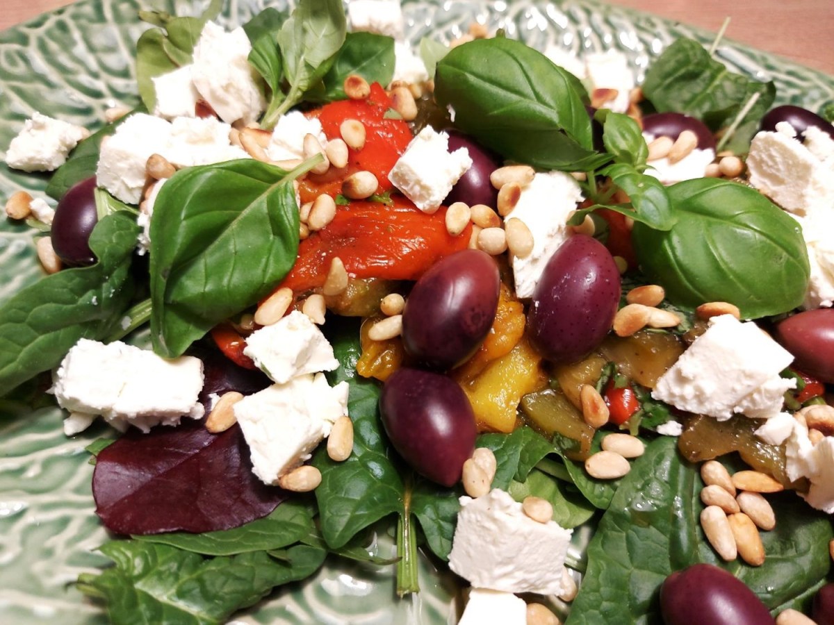 Salat med bagte peberfrugter, oliven, feta og ristede&nbsp;pinjekerner
