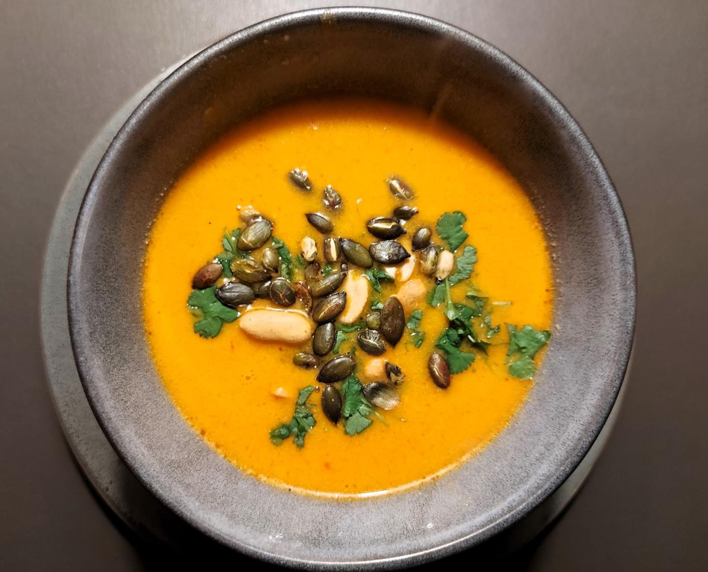 Sød kartoffelsuppe med peanuts og rød karry