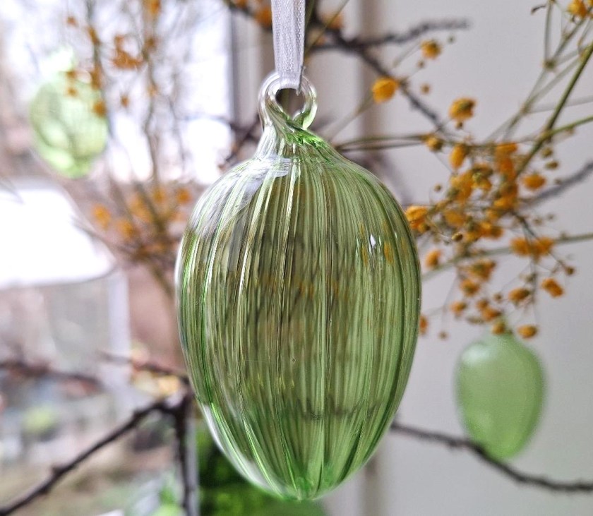 Påskeæg af glas på gren