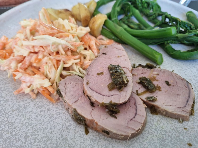 Mørbrad med coleslaw, asparges og kartofler på tallerkenen