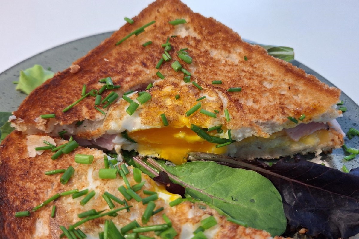 Brunchtoast. Med skinke og ost – og æg i&nbsp;midten