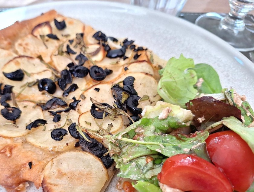 Kartoffelpizza med salat