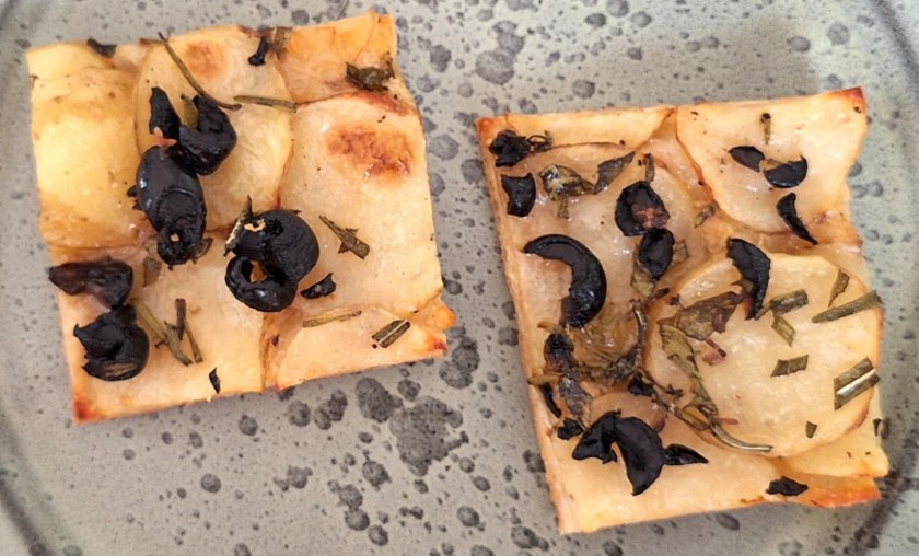 Små hapsere af kartoffelpizza.