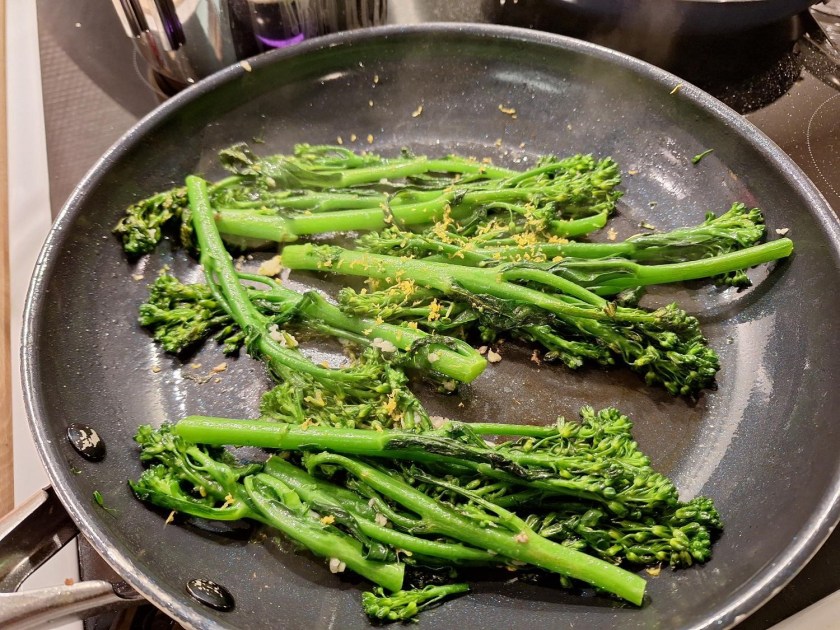 Broccolini steges på panden