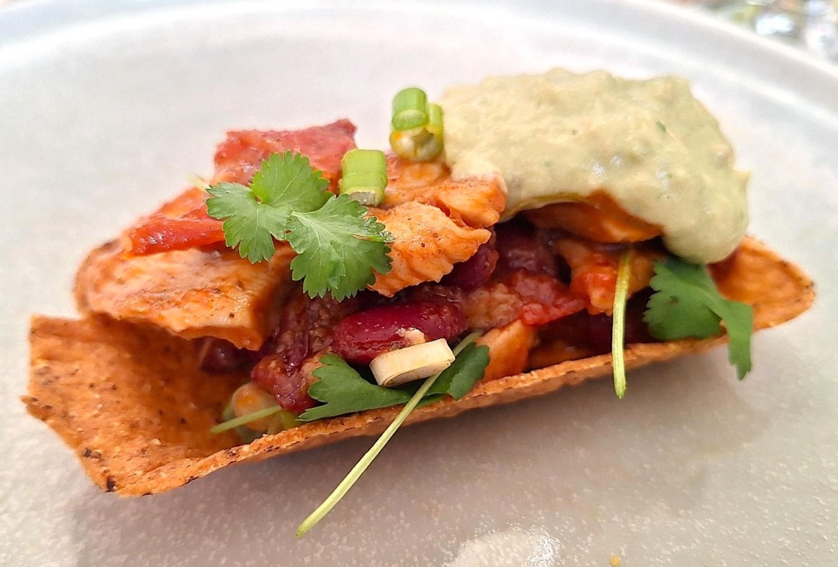 Sprøde tacobåde med krydret kylling og&nbsp;bønner