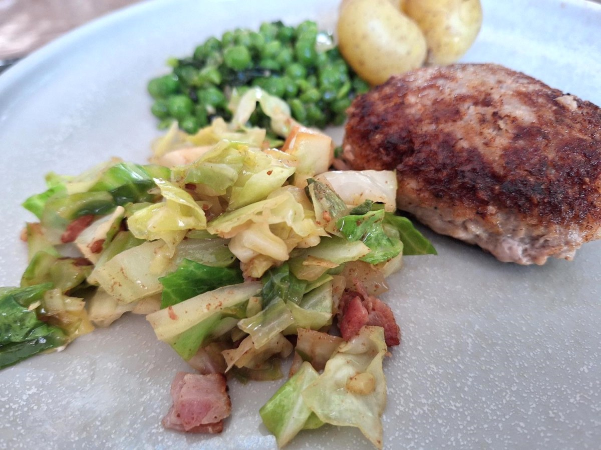 Sydstatskål og mynteærter på tallerken sammen med karbonade og små, nye kartofler