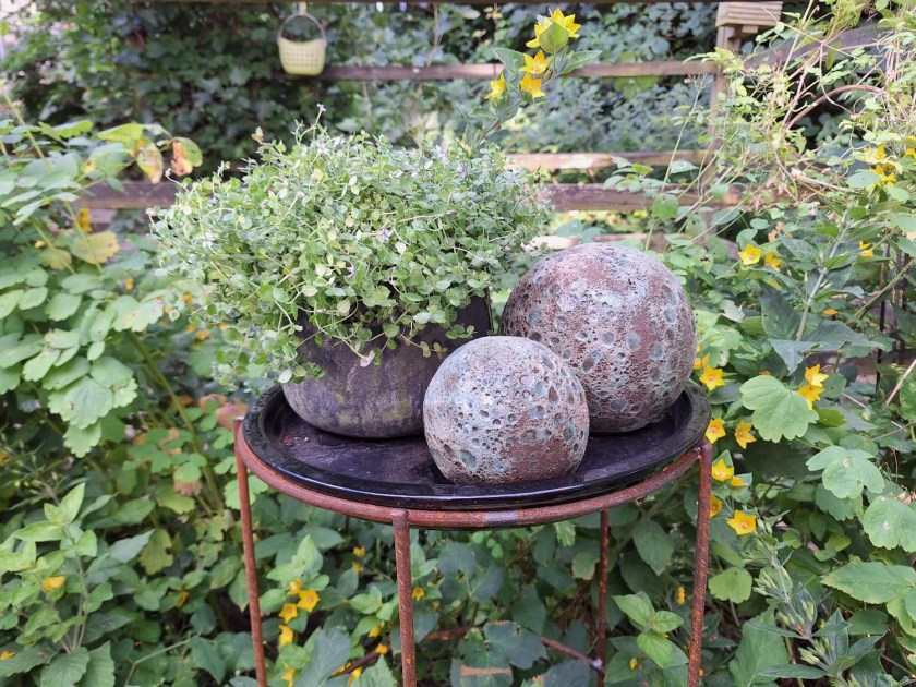 Plantesøjle af staudeholder og en stor underskål.