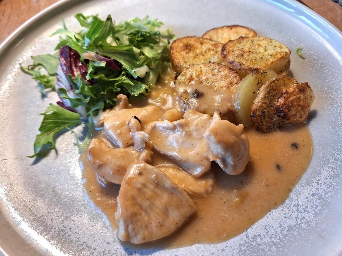 Kylling i flødesovs med blommer og&nbsp;enebær