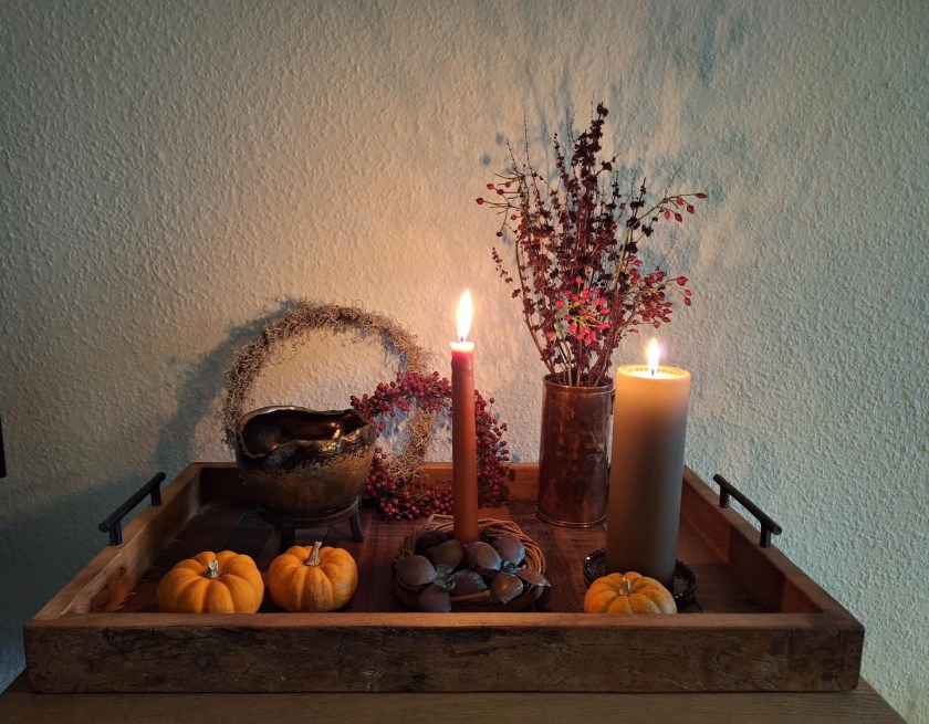 Efterårshygge med lys og gyldne farver