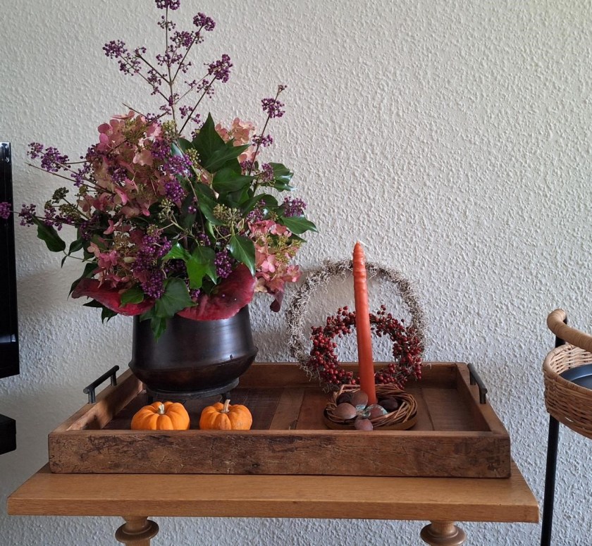 Stor dekoration på lille bord