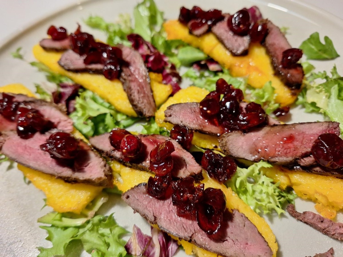 Vildandebryst på grillet polenta med portvinssyltede&nbsp;tranebær