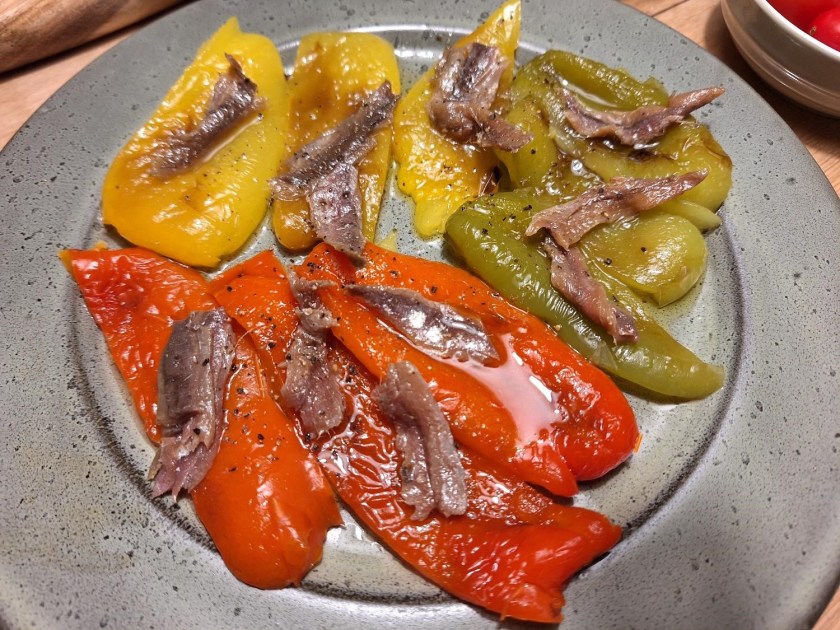 Bagt peberfrugt med ansjoser