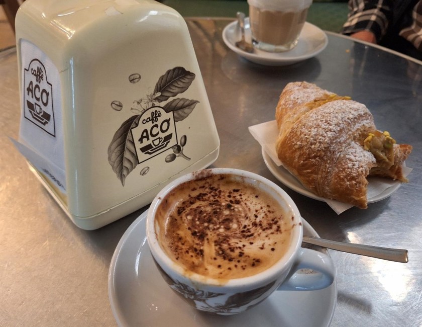 Morgenkaffe på cafeen i Rocca Grimalda