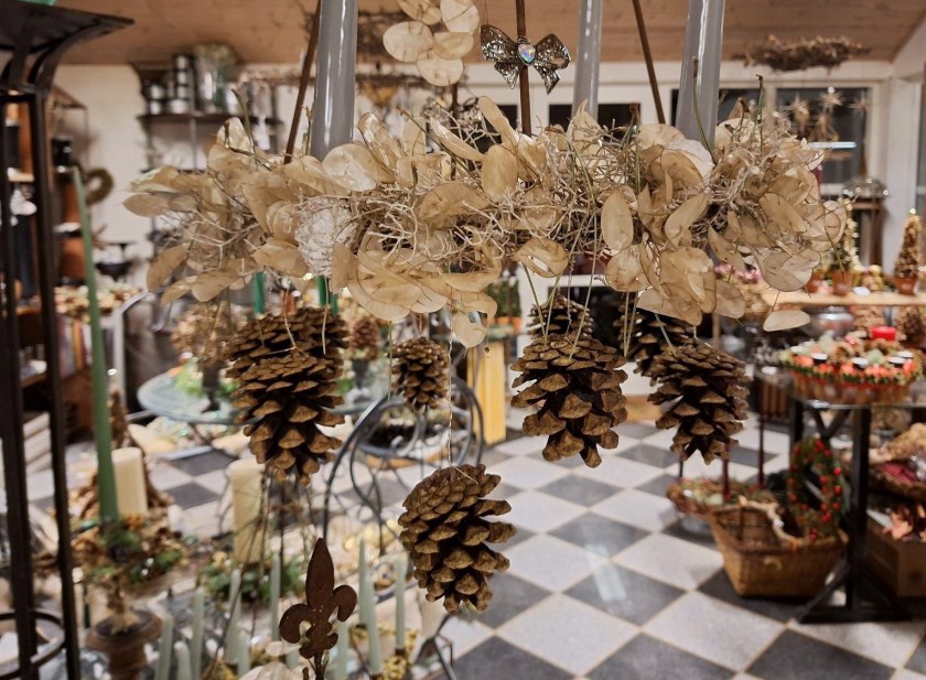 Adventskrans med kogler og judaspenge