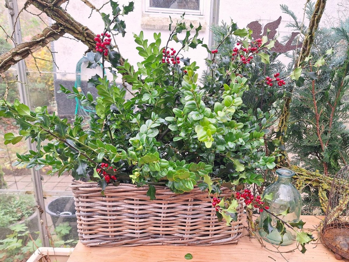 Kurv med dekorationsmaterialer