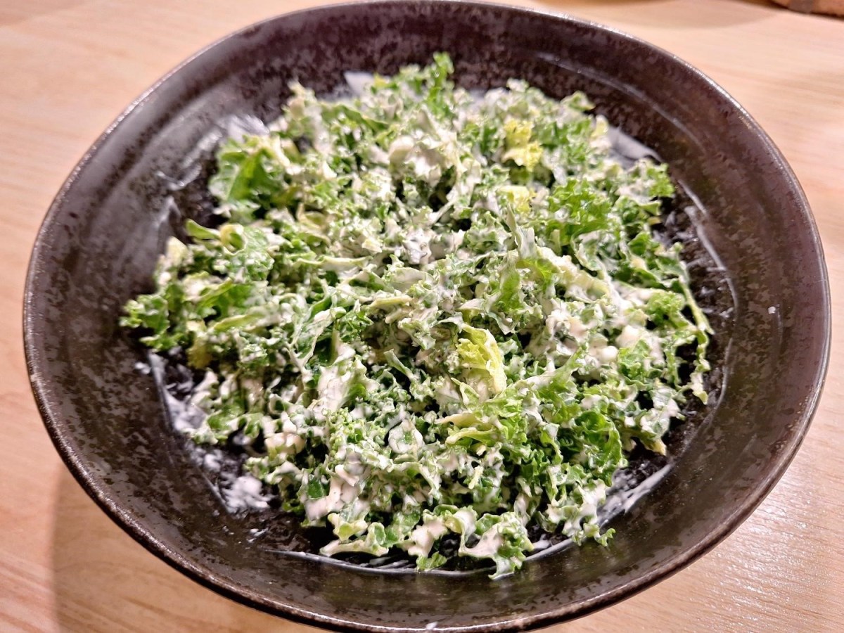 Grønkålssalat med en lækker, cremet dressing med hvidløg og&nbsp;parmesan