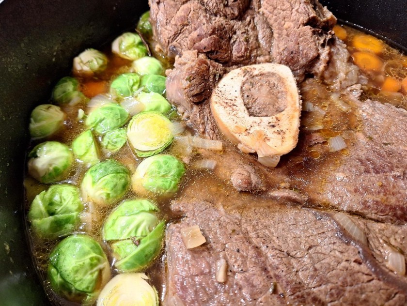 Tilsæt rosenkålene, når kødet er næsten mørt