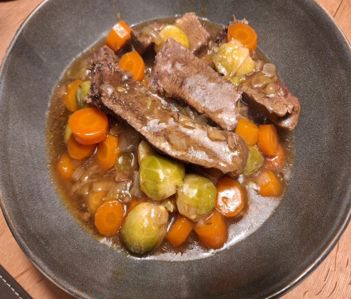 Oksebov simret i mørk øl med&nbsp;vintergrønt