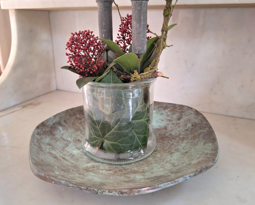 Skimmia i dekoration på støbejernsfad