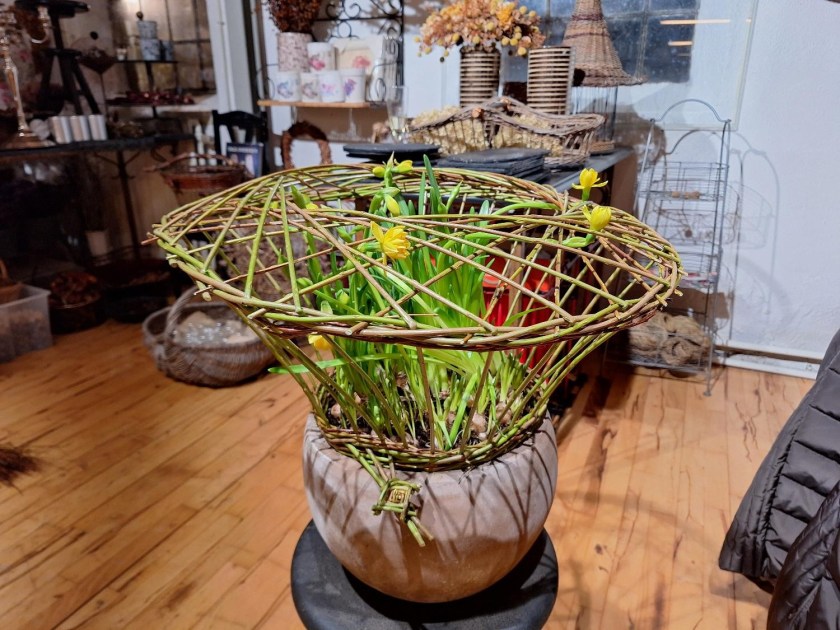 Stor krukke med pileflet og påskeliljer