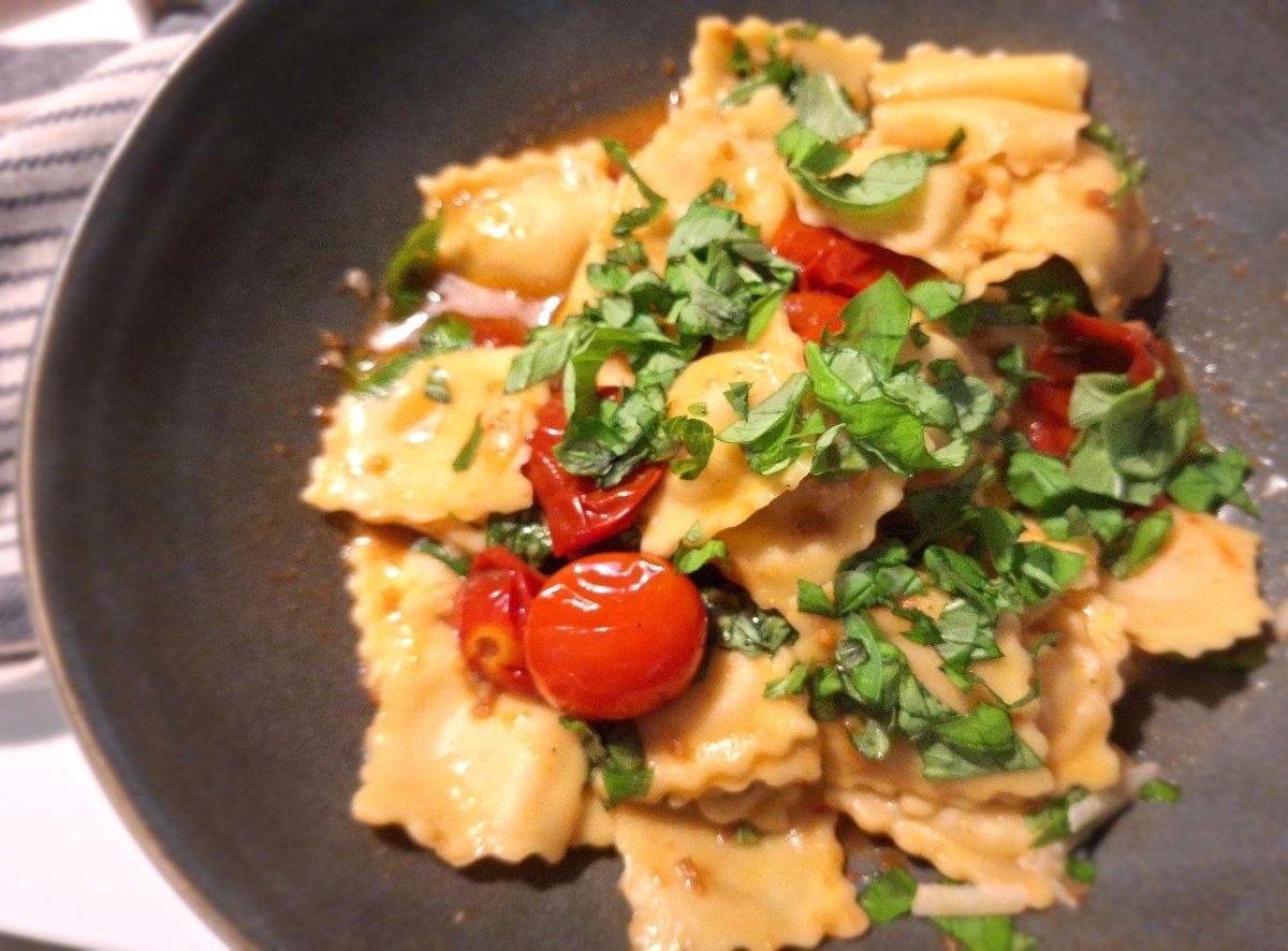 Nem sommerret: Ravioli med bagte cherrytomater og&nbsp;basilikum