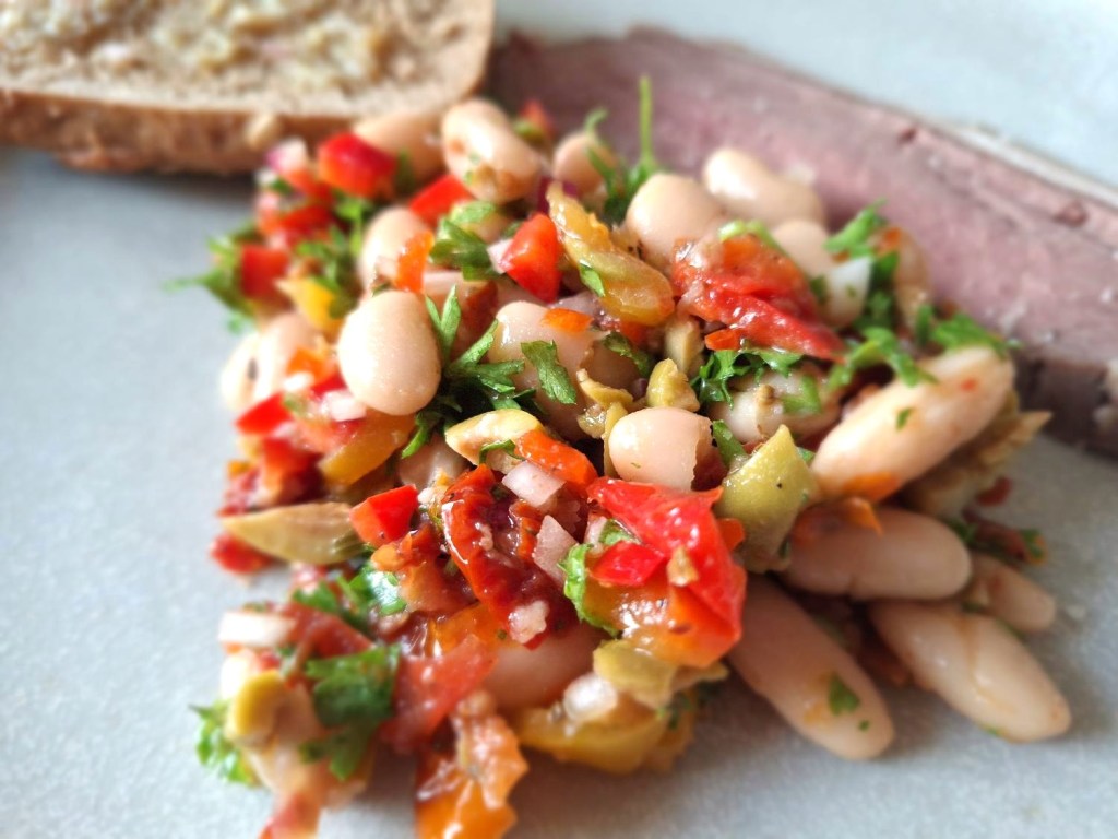 Italiensk bønnesalat på tallerkenen