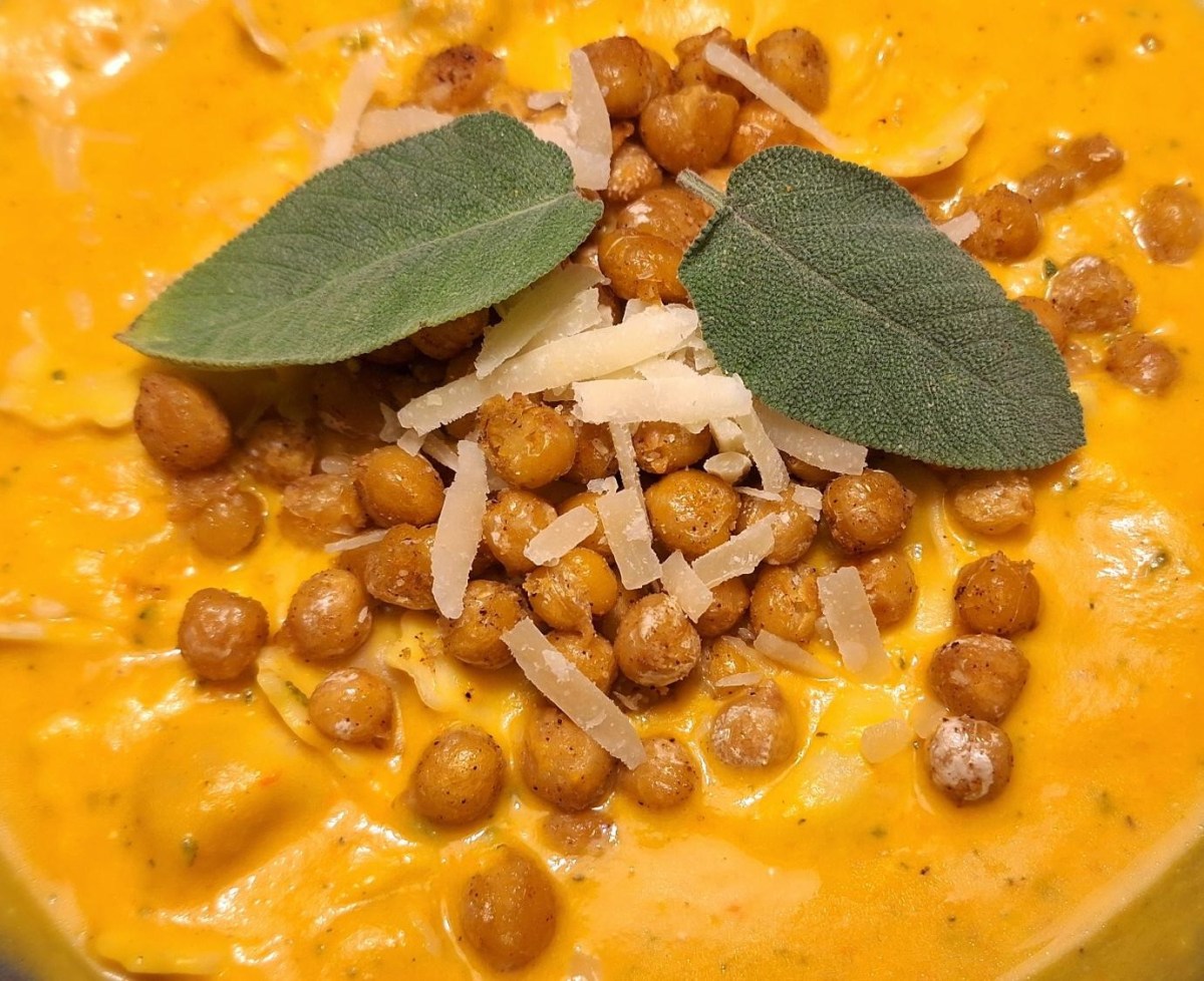 Ravioli i cremet hokkaido med chiliristede&nbsp;kikærter