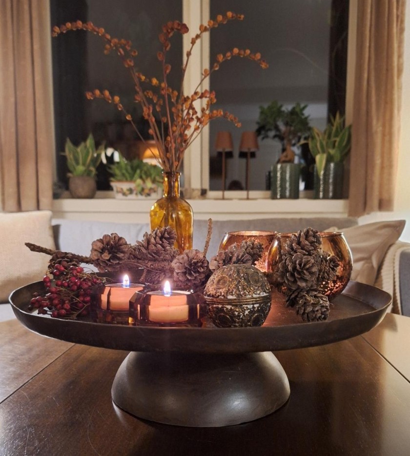 Efterårsdekoration på stort fad