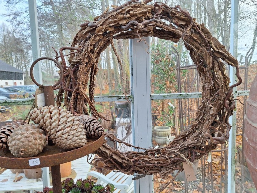 Krans af korkelm og troldhassel