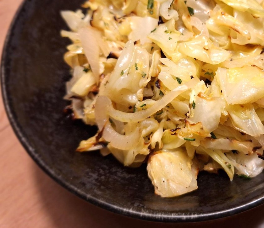 Salat af bagt spidskål med rosmarin og hvidløgsdressing