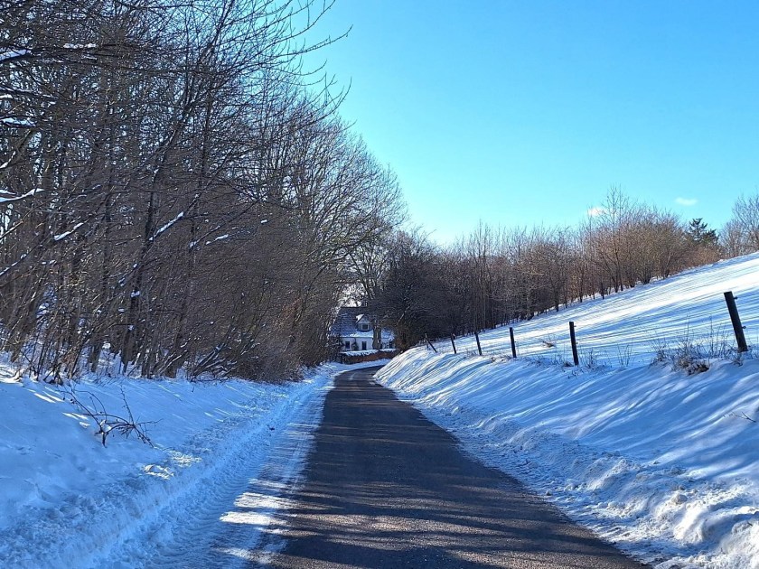 Et kig ned af vejen mod vores hus