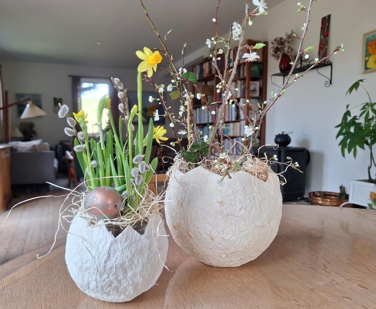 Påskeskåle lavet af toiletpapir på balloner