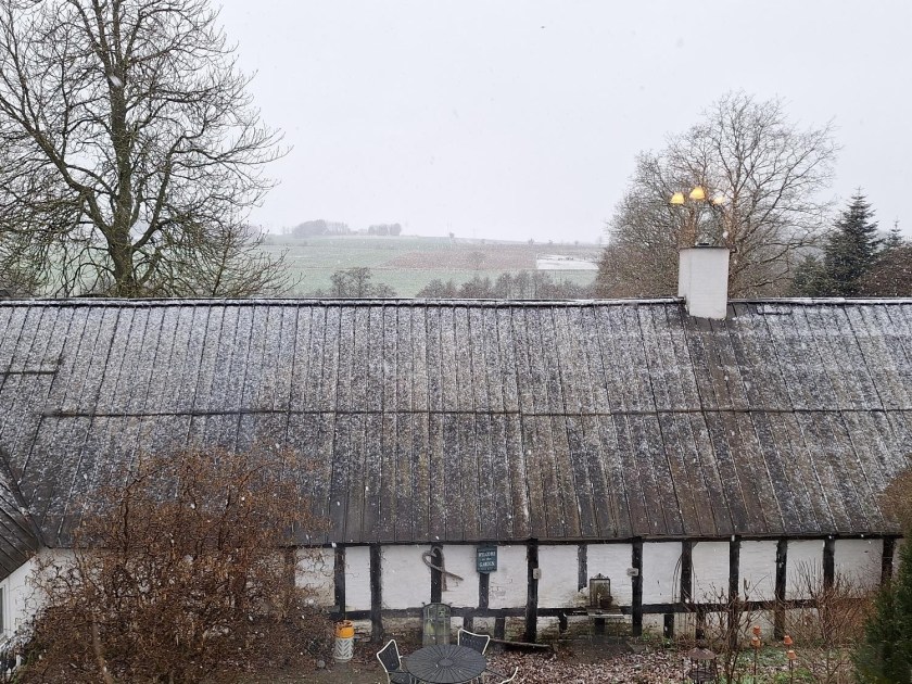 Sne på taget af den gamle stald