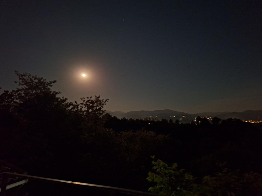 Fuldmåne over bjergene i Piemonte