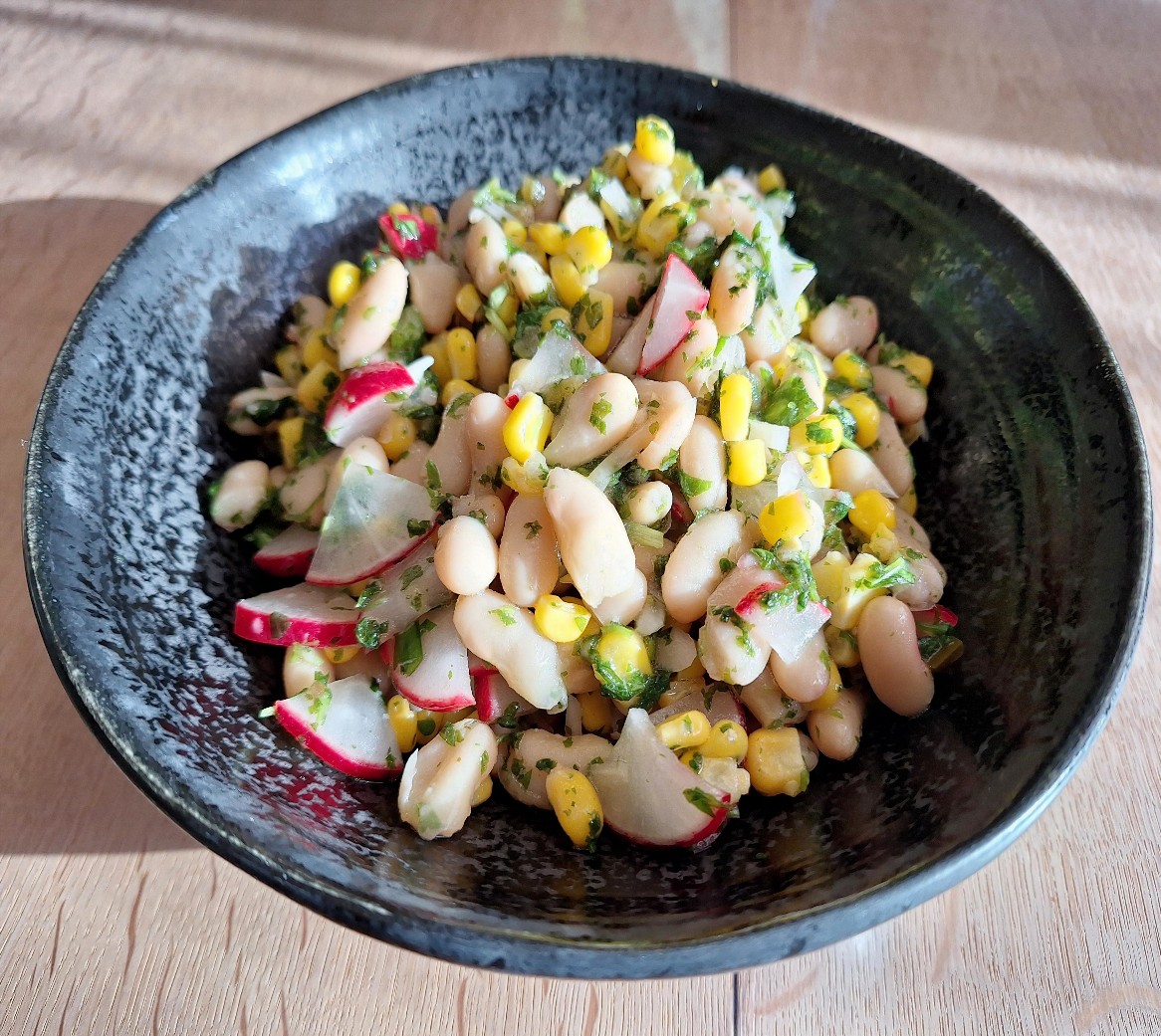 Salat med radiser, hvide bønner og majs