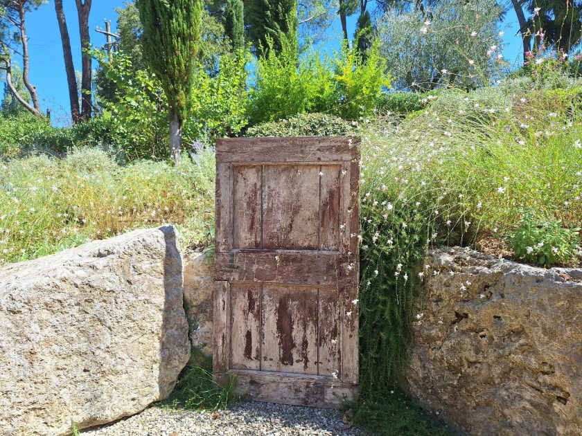 Gammel dør i have i Toscana