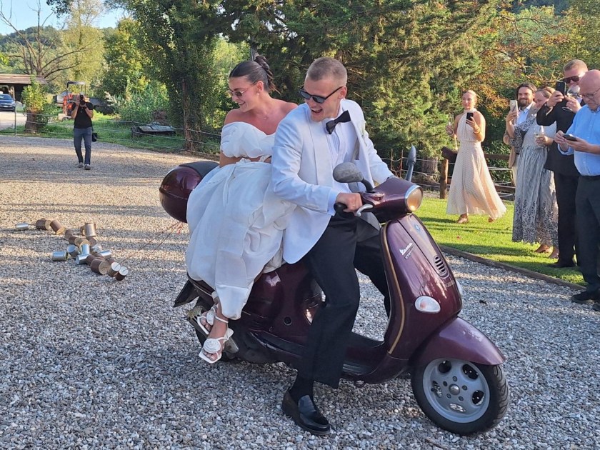 Brudepar på scooter